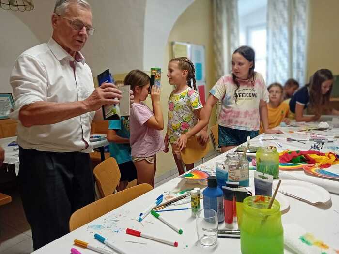 Hr. Pfarrer erklärt das Periskop