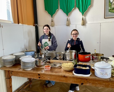 Firmlinge helfen beim Suppe austeilen